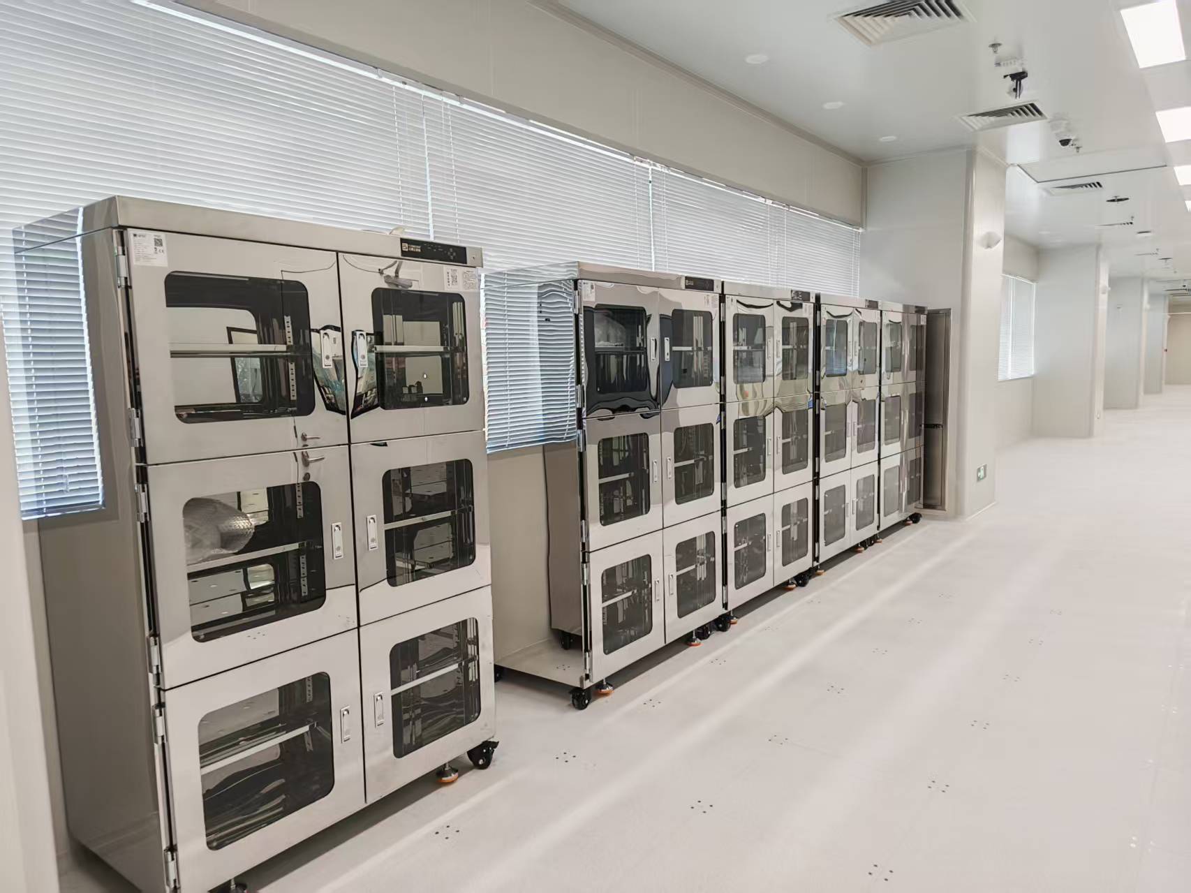 華為鴻蒙二合一平板革新移動辦公，云博士電子防潮柜為精密元器件保駕護航